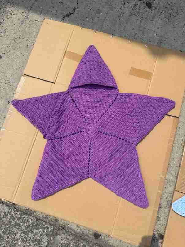 Handgehäkelter Baby-Schlafsack im Seestern-Design