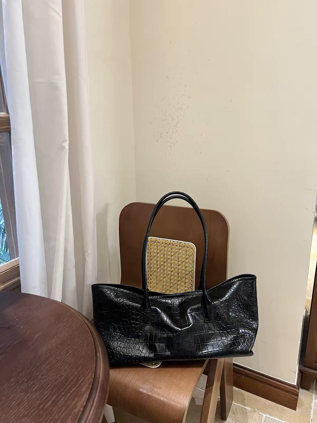 Large-capacity tote bag in black crocodile pattern