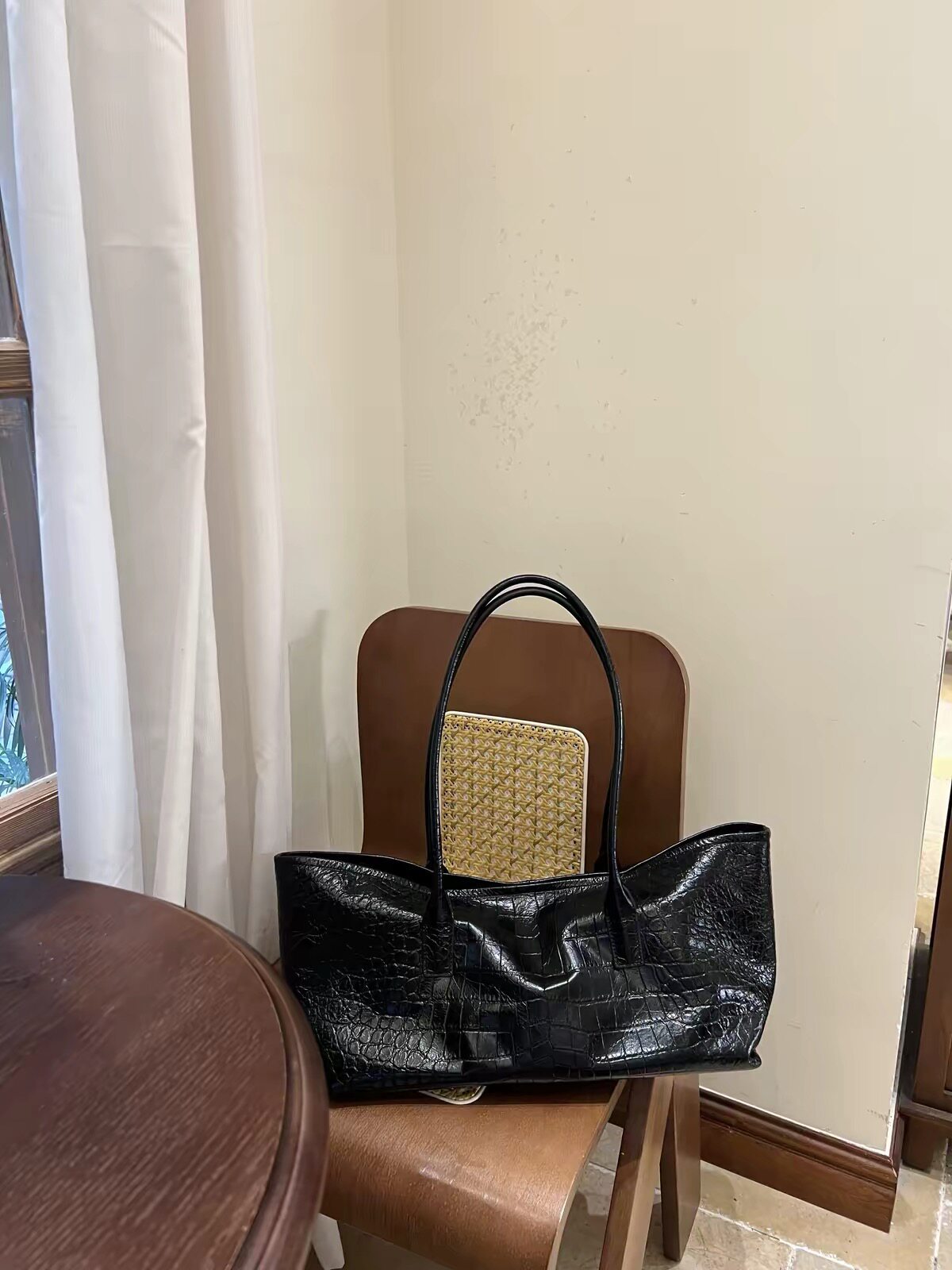 Large-capacity tote bag in black crocodile pattern