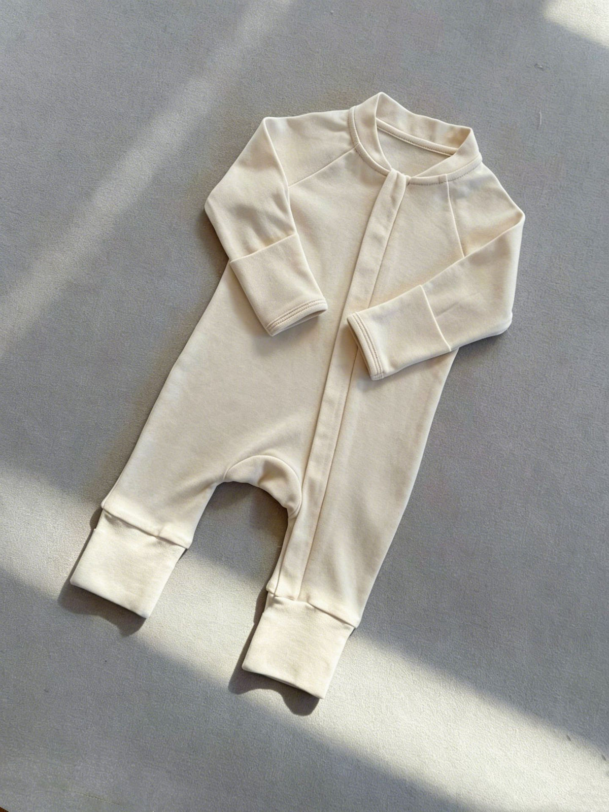 Langärmeliger Baby-Strampler mit Frontreißverschluss