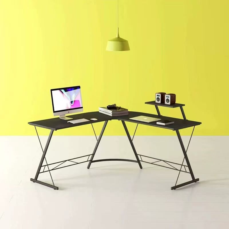 Kompakter Eckschreibtisch fürs Homeoffice