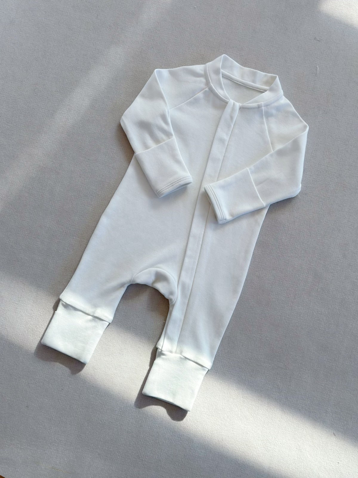 Langärmeliger Baby-Strampler mit Frontreißverschluss