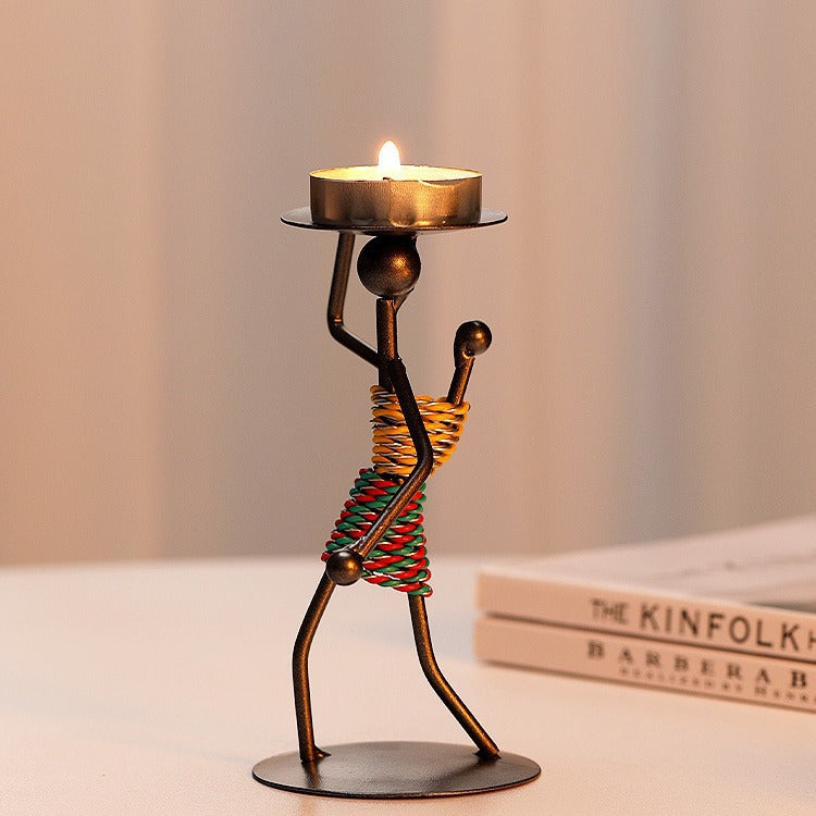Kerzenhalter aus Eisen in Figurenform
