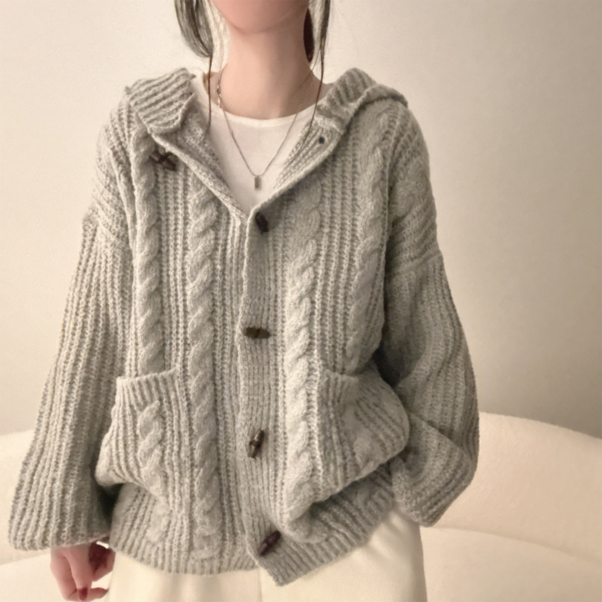 Karierte Damen-Strickjacke mit Kapuze