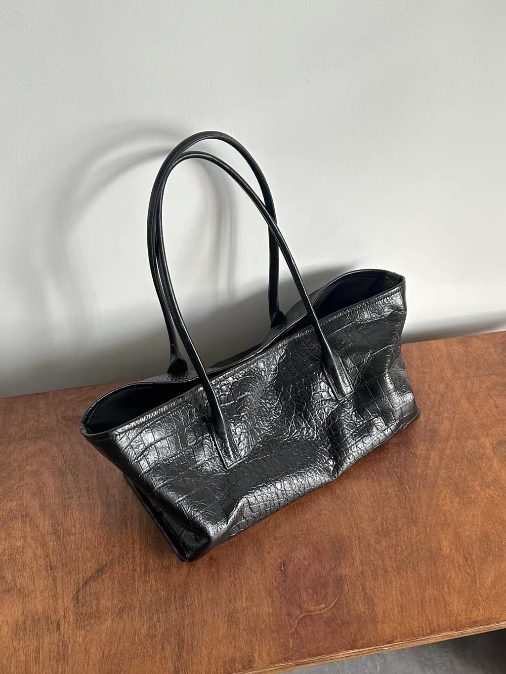 Large-capacity tote bag in black crocodile pattern