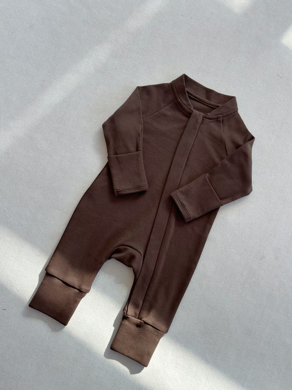 Langärmeliger Baby-Strampler mit Frontreißverschluss