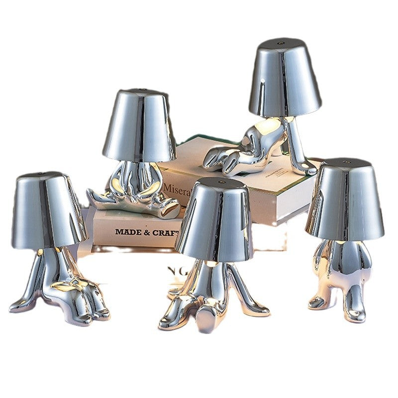 Tischlampe mit goldfarbener Figur