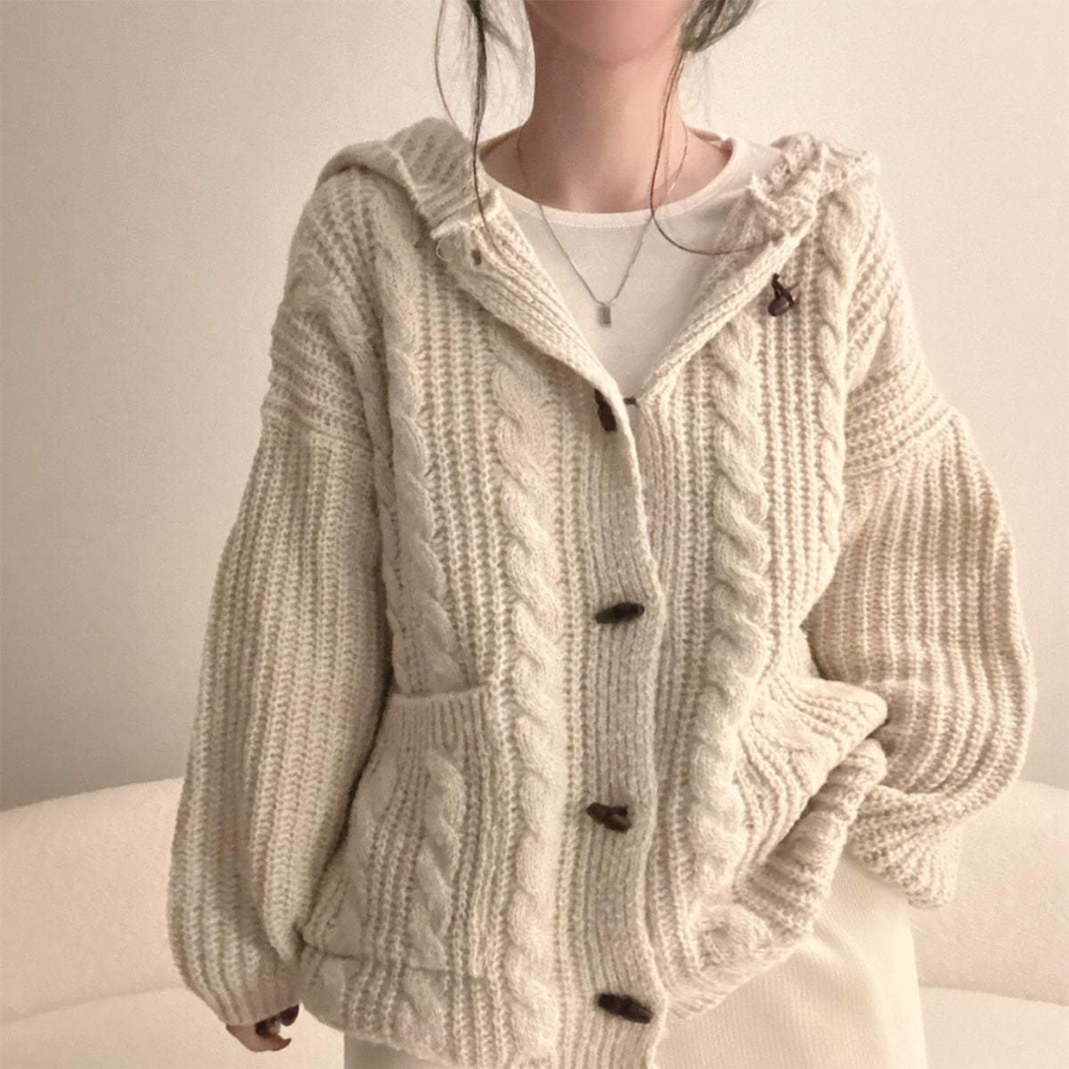 Karierte Damen-Strickjacke mit Kapuze
