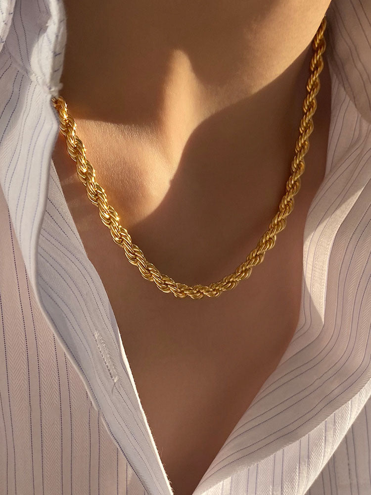 Goldfarbene Halskette mit gedrehtem Kettendesign