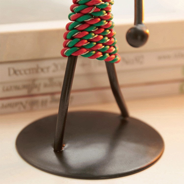 Kerzenhalter aus Eisen in Figurenform