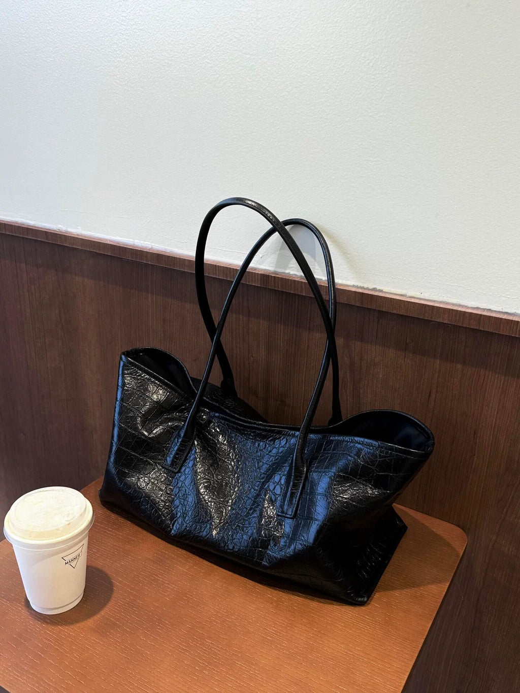 Large-capacity tote bag in black crocodile pattern
