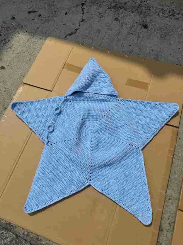Handgehäkelter Baby-Schlafsack im Seestern-Design
