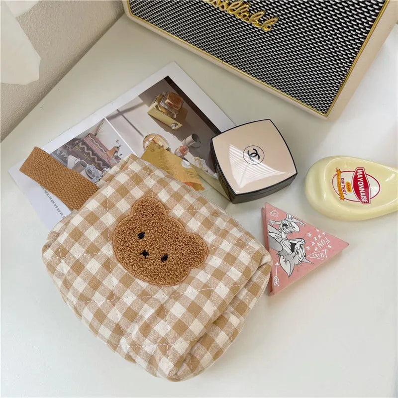 Kosmetiktasche mit Karomuster und Bärenmotiv