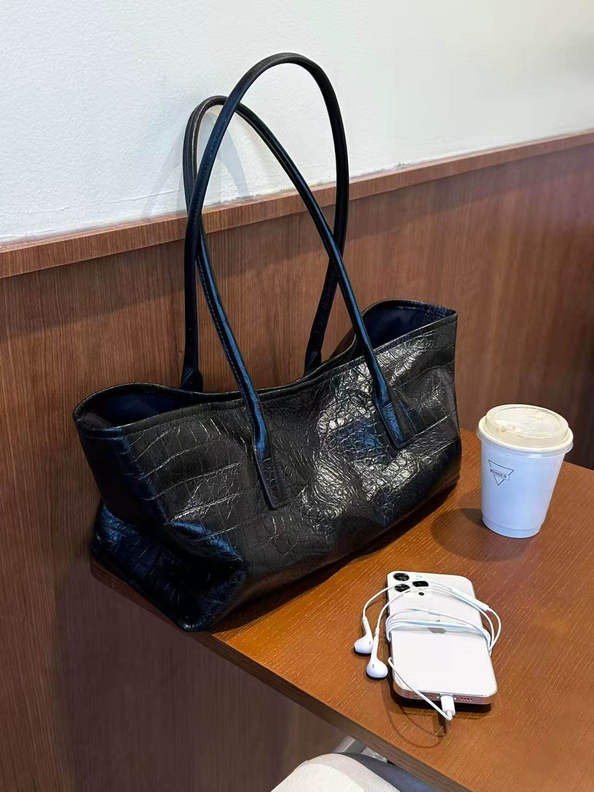 Large-capacity tote bag in black crocodile pattern