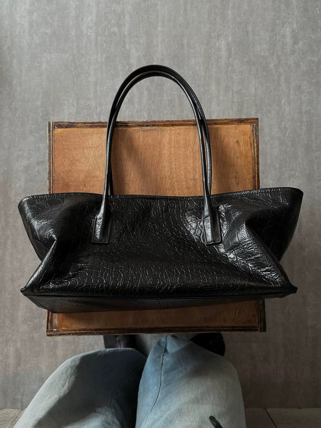 Large-capacity tote bag in black crocodile pattern