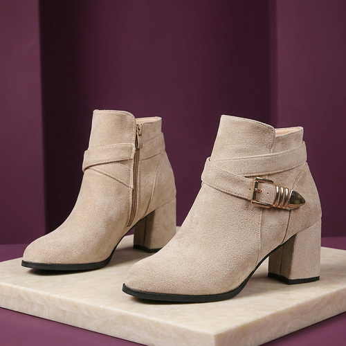 Botines beige con fondo ciruela