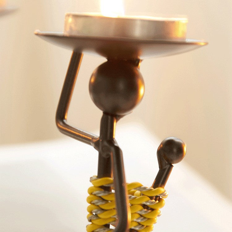 Kerzenhalter aus Eisen in Figurenform