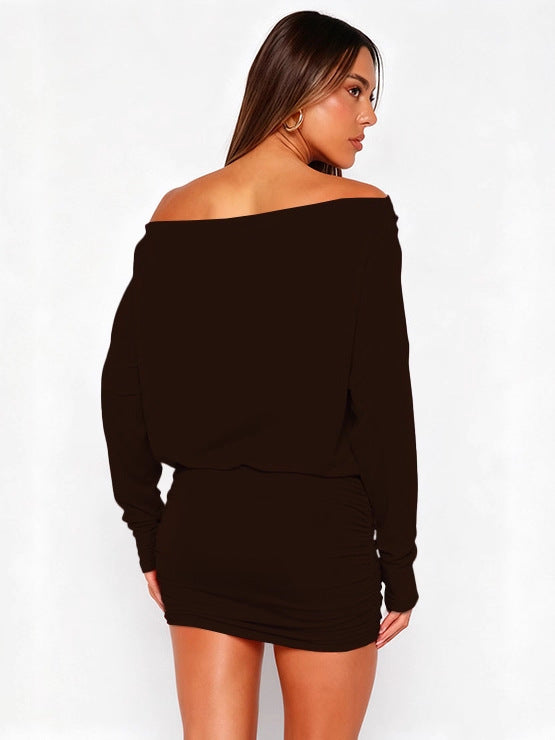 Figurbetontes Minikleid mit langen Ärmeln und asymmetrischem Ausschnitt